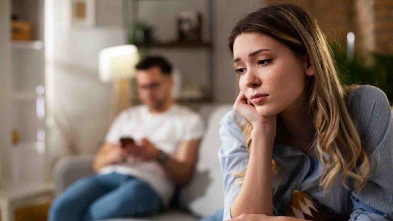 4 reasons why you feel lonely in a relationship and what to do about it