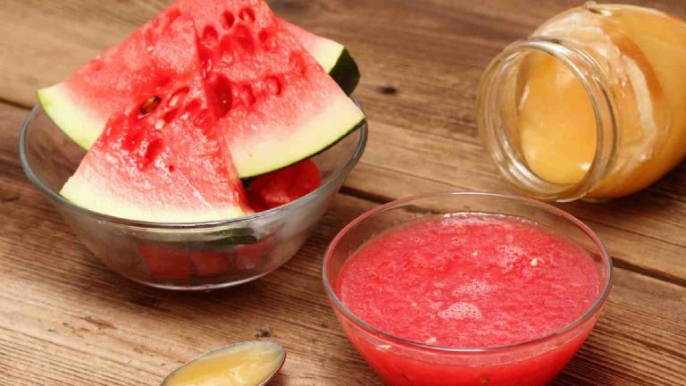 Use watermelon to make anti-acne face mask this summer
