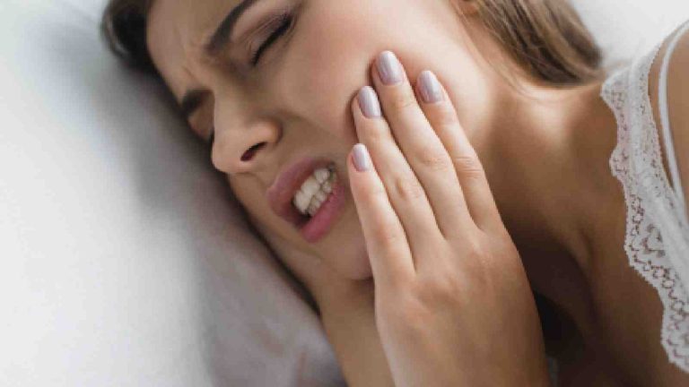 5 dentist-approved tips to fix toothache at night