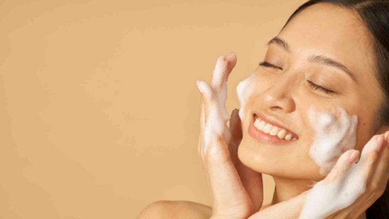 5 face cleansers for oily skin to reduce unwanted shine