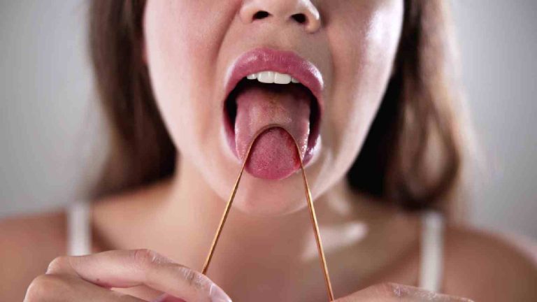 Tongue scraping: Benefits for oral hygiene and how to do it