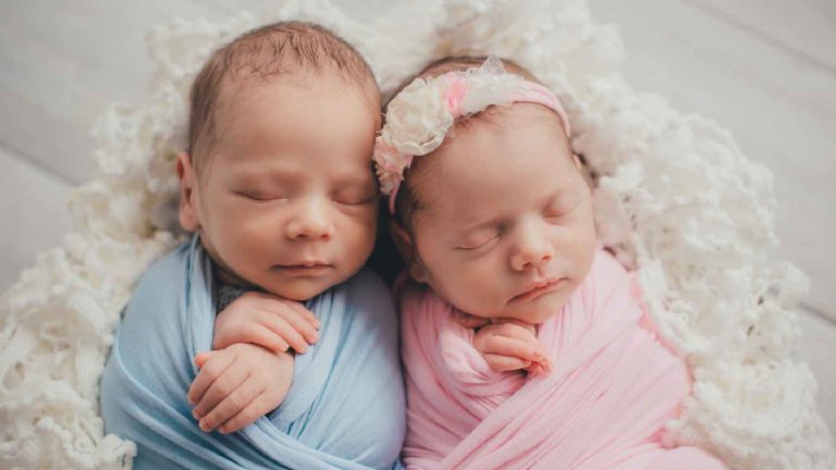 Breastfeeding twins: Eays to do it properly