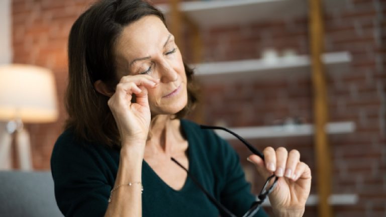 5 causes of dry eyes during menopause