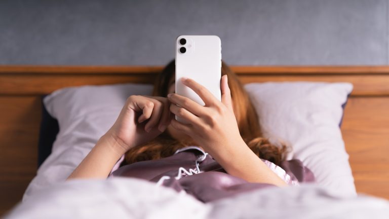 10 side effects of using a phone early in the morning