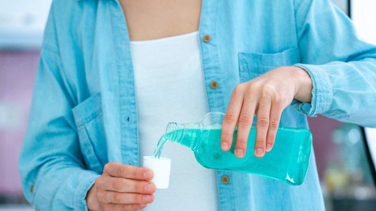 How to use a mouthwash? Know the steps to keep your oral health in check