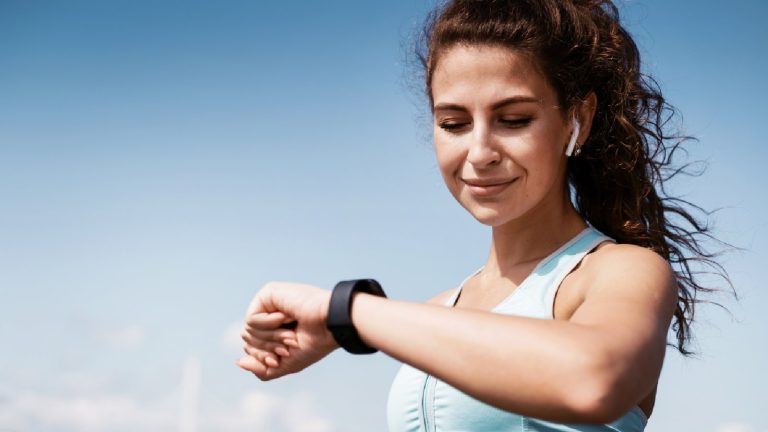 6 best fitness trackers under 10000 to monitor overall health