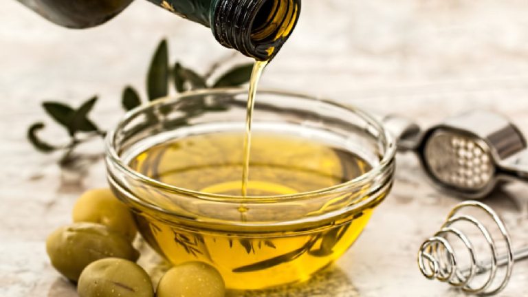 5 best olive oils for skin in India