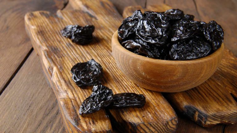 Know the benefits of soaked munakka or black raisin