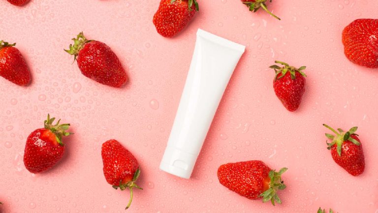 5 best strawberry face washes for radiant skin
