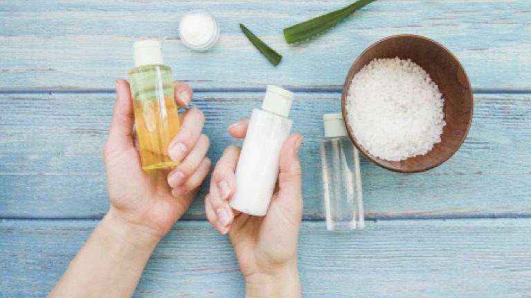Body oil vs lotion: Which one is better to moisturise skin?