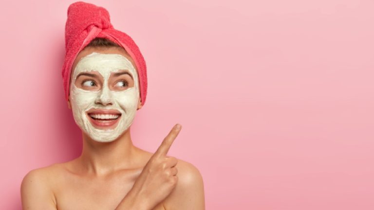 How to apply a face mask: 7 steps to follow