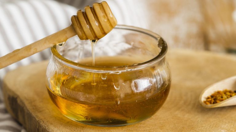 Honey to stop coughing: Benefits and uses