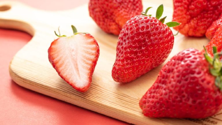 Strawberries for kidney health: Benefits and how to use