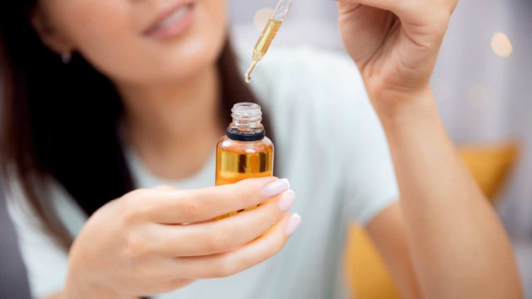 7 best jojoba oils for skin to prevent dryness and irritation