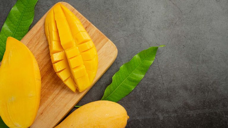 6 reasons to soak mangoes in water before eating them