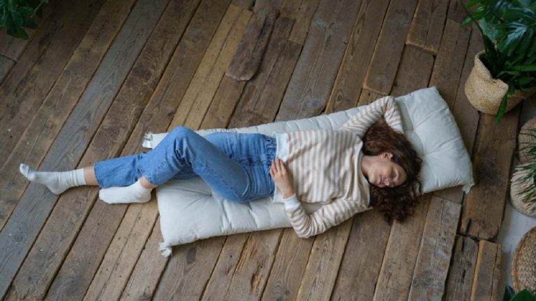 5 health benefits of sleeping on floor