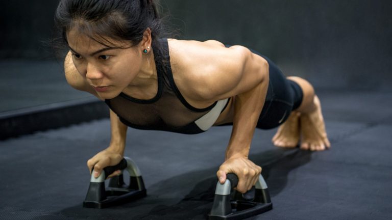 8 push-up bar exercises to do at home